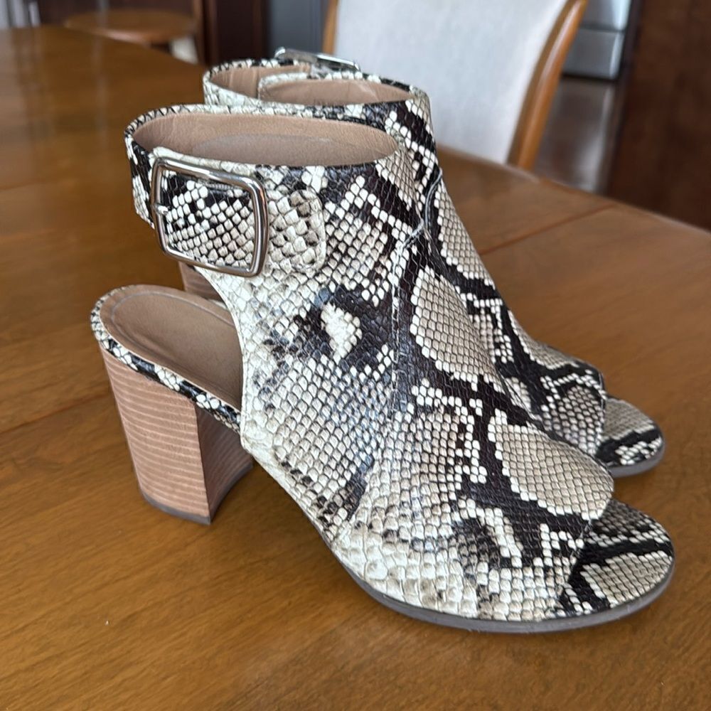 NEW Vionic “Blakely” peep-toe heels